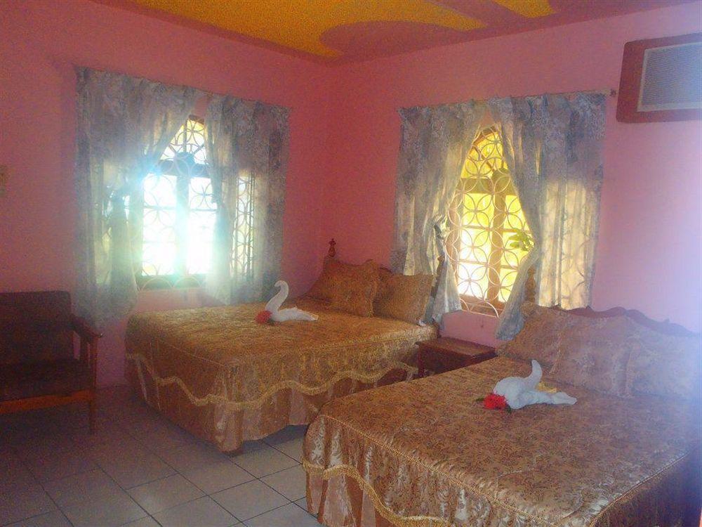 Cotton Tree Hotel Негрил Экстерьер фото