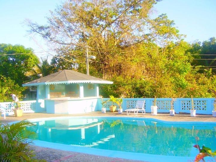 Cotton Tree Hotel Негрил Удобства фото