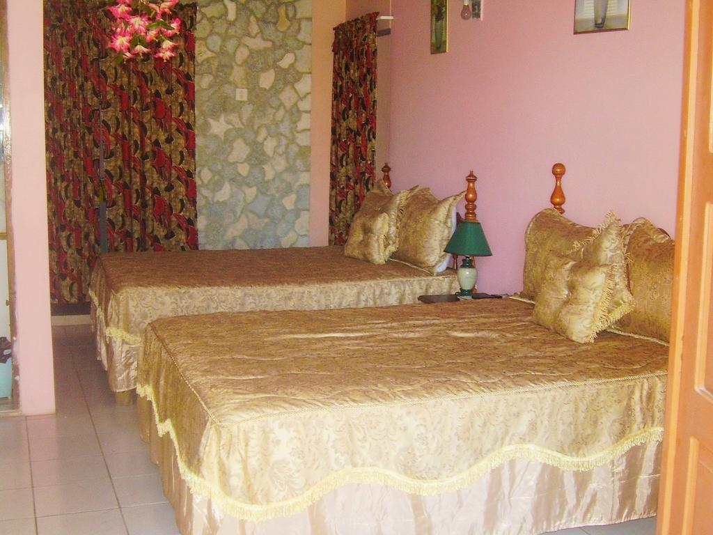 Cotton Tree Hotel Негрил Номер фото